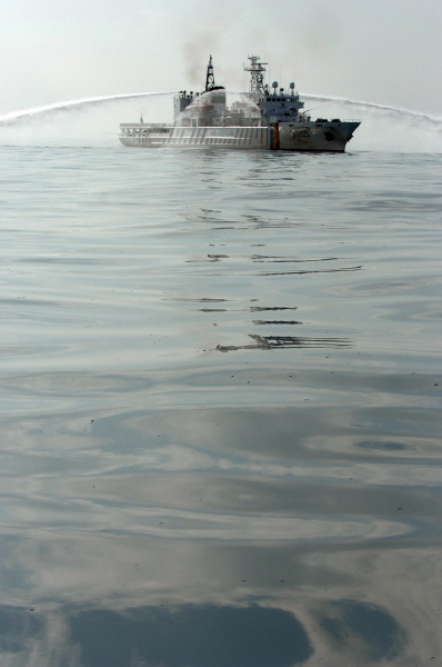 충남 태안군 해상에서 발생한 유조선 헤베이 스프리트(146,848톤, 홍콩선적)호의 원유 유출사고와 관련 해양경찰 3005함이 사고현장에서 방제작업을 하고 있다.