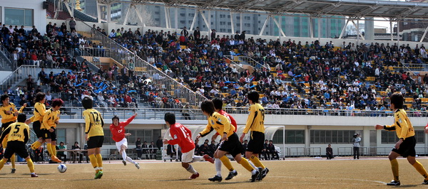 K-3리그 청주직지FC의 개막경기가 펼쳐진 21일 청주종합운동장에서 관중석을 꽉 매운 7000여명의 시민들이 경기를 즐기고 있다.