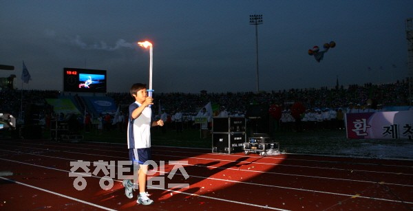 테니스 꿈나무인 이덕희(제천 신백초 5) 학생이 성화를 들고 경기장으로 들어오고 있다.