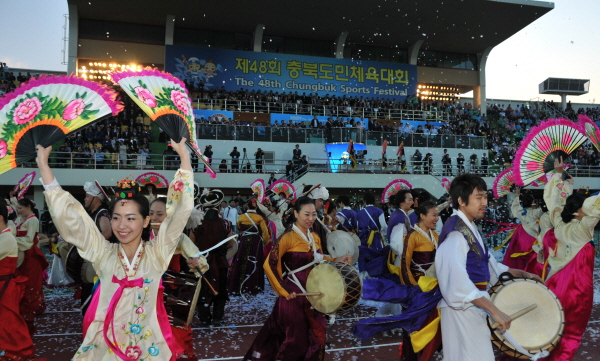제천시종합운동장에서 열린 충북도민체육대회 개막식에서 축하공연이 펼쳐지고 있다.