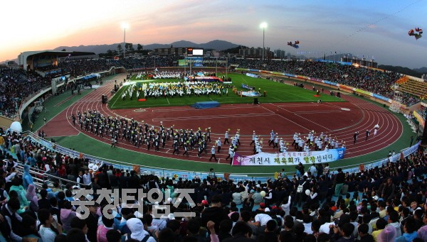 제48회 충북도민체육대회가 13일 오후 제천시종합운동장에서 개회식을 갖고 3일간의 열전에 돌입했다. 개최지인 제천시 선수단이 입장하고 있다