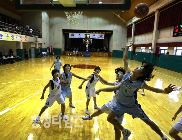 대전여상 체육관에서 열린 청주여고와 인천 인성여고의 전국체전 여자 고등부 농구 결승전,
청여고 추연경(오른쪽)이 골밑슛을 시도하고 있다./유현덕기자