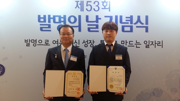 류승현 교수(왼쪽)와 김건호 학생.