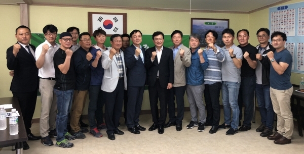 김병우 충북교육감 예비후보와 충주 대원고동문회 임원진들이 파이팅을 외치고 있다.