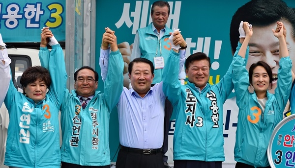 바른미래당 박주선(가운데) 대표와 김수민 충북도당위원장(오른쪽)이 5일 청주 육거리시장 앞에서 출마한 후보들의 지지를 호소하고 있다.
