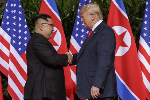 김정은 북한 국무위원장과 도널드 트럼프 미국대통령이 12일 싱가포르 카펠라 호텔에서 처음 만나 악수하고 있다. 2018.06.12 /뉴시스