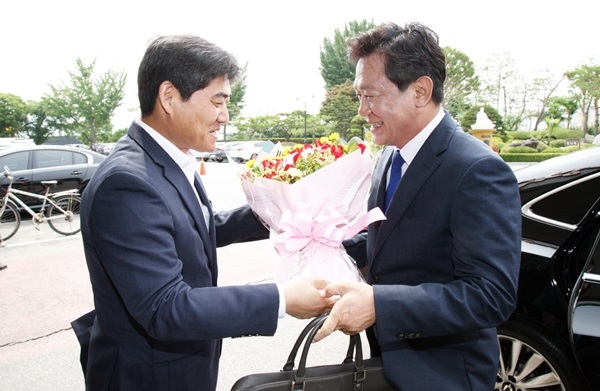 김병우 충북교육감 당선인이 14일 6·13 지방선거가 끝난 뒤 첫 출근날 직원들로부터 꽃다발을 받고 있다.
