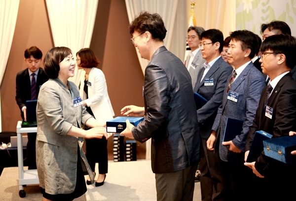 류정윤 강동대 총장(왼쪽)이 5일 가족회사 인연을 맺어 온 기업관계자들에게 감사패를 전달하고 있다.
