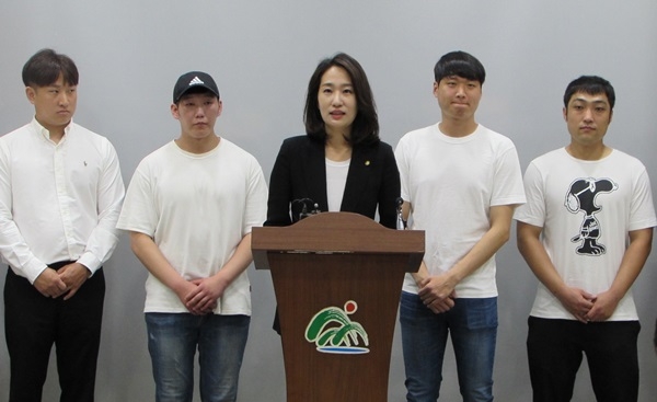 바른미래당 청년 최고위원 출마를 선언한 바른미래당 김수민 의원이 8일 충북도청 브리핑룸에서 기자회견을 하고 있다.
