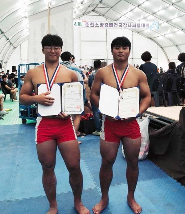 중원대학교 씨름부 김지혁(왼쪽), 김성환 선수.