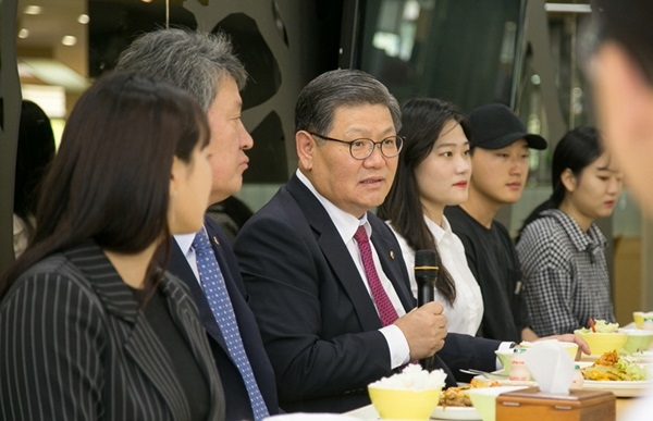 김수갑 충북대 총장이 14일 학생기관 임원들과 식사하며 소통하는 시간을 갖고 있다.