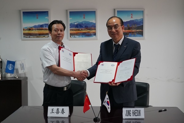 한국가스안전공사 정해덕 기술이사(오른쪽)와 중국방원표지인증집단(CQM) 왕시춘 부사장이 지난 12일 방폭기기에 대한 시험·인증과 관련한 협약을 체결했다.
