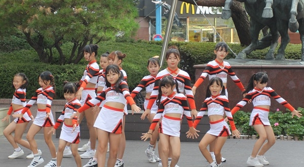 대전 청소년 치어리딩팀 '트윙클스타' 치어리더들이 'Slum OUT(슬럼아웃)' 캠페인을 위한 공연을 펼치고 있다.