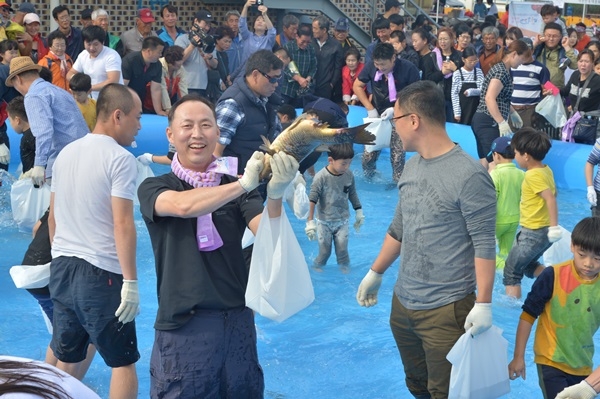 지난해 열린 축제에서 관광객들이 민물고기 잡기 체험을 하고 있다.