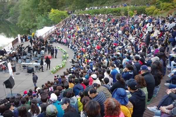 초평호 수변무대에서 열린 미르숲 음악회에 수천명의 관람객이 운집했다.