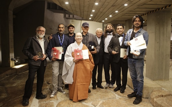 대해스님이 지난 11일 이탈리아에 열린 '제21회 릴리전 투데이 영화제'에서 새로운 시선상(NEW GAZES)을 수상하고 관계자들과 기념사진을 찍고 있다.