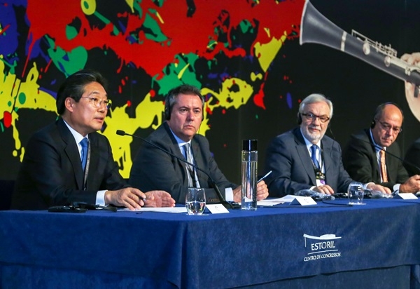 김홍장 당진시장(왼쪽)이 지난 14일 국제교육도시연합 세계총회 시장단 토론에서 평생학습 우수사례를 소개하고 있다. /당진시 제공