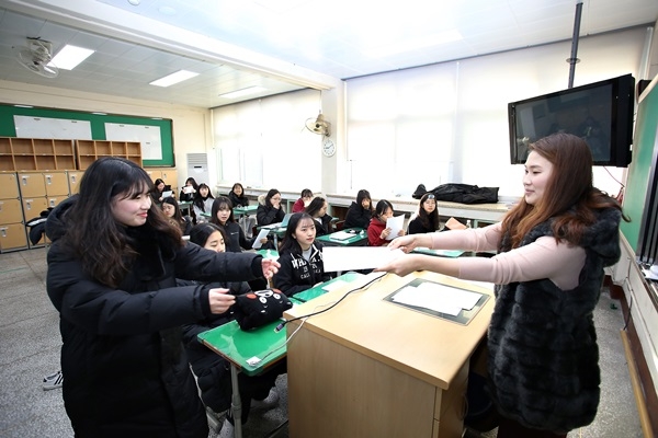 한국교육과정평가원이 5일 오전 2019학년도 대학수학능력시험 성적표를 전국 수험생에게 배부한 가운데 청주 중앙여자고에서 학생들에게 성적표를 전달하고 있다. /뉴시스
