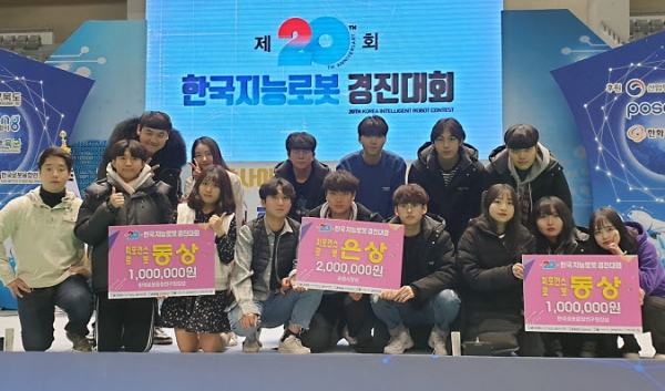 ​상명대 휴먼지능로봇공학과 학생들이 한국지능로봇경진대회에서 참가자 전원이 수상하는 영예를 안았다.​