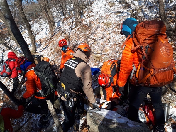 구조대원들이 겨울산행 중 골절사고를 당한 부상자를 이송하고 있다.