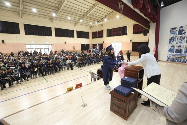 세종 부강초등학교는 9일 교내 강당에서 졸업생 41명을 포함한 학생, 학부모, 교직원 등이 참석한 가운데 제 100회 졸업식을 개최했다. /세종시교육청 제공