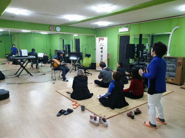 충주 ‘담으리’ 회원들이 자체 연습실에서 작곡가 하선우씨에게 가요를 배우고 있다.