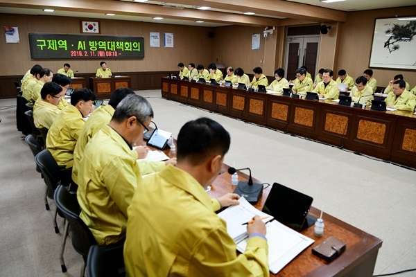 홍성군은 11일 군청 각 실·과장이 모두 참석한 가운데 김석환 군수 주재로 경기 안성과 충북 충주에서 발생한 구제역에 대한 방역대책회의를 개최했다. /홍성군 제공