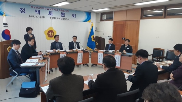 충북도의회 교육위원회가 주최한 특성화고 활성화방안 마련을 위한 정책 토론회에서 패널로 참석한 토론자들이 의견을 발표하고 있다.