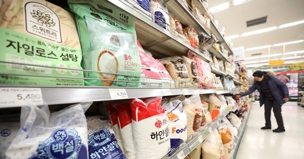 18일 한국소비자연구원이 발표한 1월 다소비가격동향에 따르면 설탕은 11.0%, 된장 9.8%, 콜라값은 9.7%씩 상승했다. 18일 서울 시내의 한 대형마트에서 설탕이 판매되고 있다.