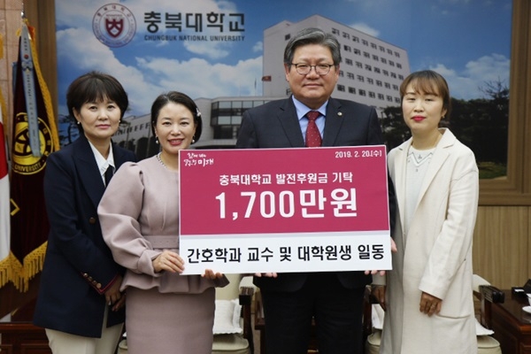 (왼쪽부터) 최은하씨, 조미경 교수, 김수갑 총장, 박세정씨.