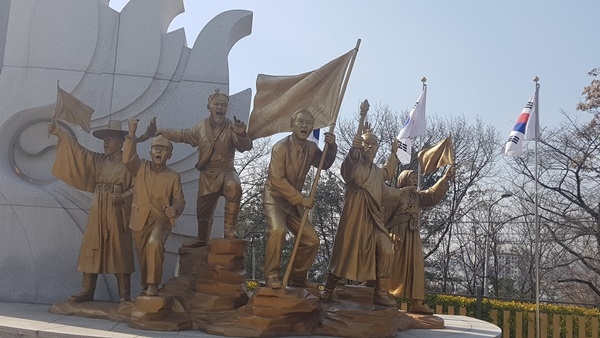 충북의 3·1운동을 기리는 대표 공간인 청주 삼일공원에 민족대표 5인의 동상과 항일독립운동기념탑이 세워져 있다.
