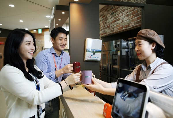 삼성디스플레이 직원들이 사내 카페에서 머그컵을 사용하며 사내 환경보호 캠페인 'eco인'에 참여하고 있다.