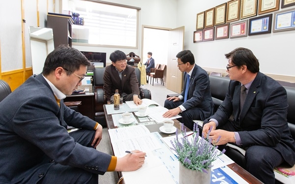 김돈곤 청양군수(오른쪽 두번째)가 지난 18일 국회를 방문, 박완주(민주당 천안시을) 국회의원과 박수현 국회의장 비서실장을 만나 지역 현안사업 해결에 적극적ㅇ니 협조를 당부하고 있다.