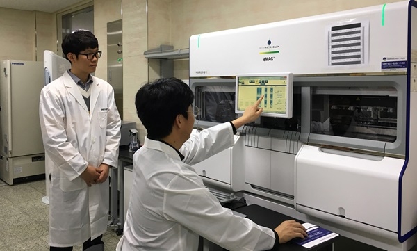 옥천군 농업기술센터의 과수묘목바이러스 정실에서 연구원이 바이러스 검사를 하고 있다.