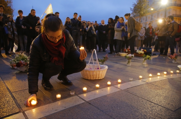 지난 16일(현지시간) 프랑스 파리에서 노트르담 대성당을 위한 기도회가 열린 가운데 한 시민이 촛불을 밝히고 있다. /파리=AP/뉴시스