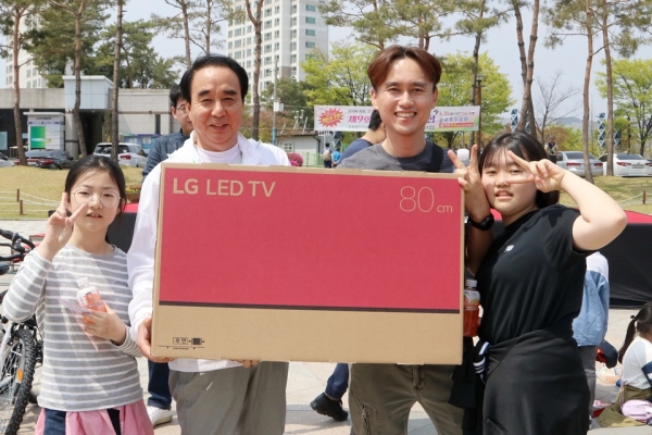 LED TV 경품 첫번째 주인공 김은섭씨(오른쪽 두번째)와 가족이 기념촬영을 하고 있다.