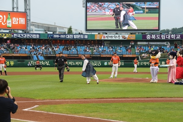 '영동군의 날' 행사가 열린 대전 이글스파크에서 박세복 영동군수가 한복 차림으로 시구를 하고 있다.