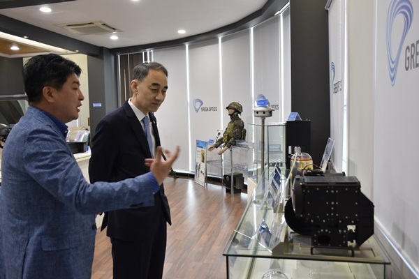 지난 31일 왕정홍 방위사업청장이 청주 그린광학에서 조현일 대표로부터 제품 설명을 듣고 있다.