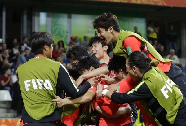 한국 U-20 축구대표팀이 8일(현지시각) 폴란드 비엘스코 비아와에서 열린 세네갈과의 U20 월드컵 8강전에서 승부차기 끝에 3대 2로 승리하며 환호하고 있다.