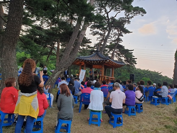 지난 14일 청양군 화성면에서 주민 80여명이 참석한 가운데 '삼리정 음악회'가 열리고 있다.