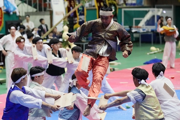 지난해 열린 제16회 우석대학교 총장기 전국 태권도대회 개막식 축하공연 모습.