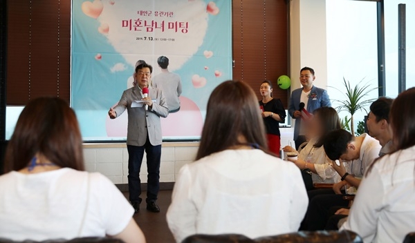지난 13일 카페 '밀리 앤 코'에서 2019 태안군 유관기관 미혼남녀 미팅행사가 열린 가운데 가세로 군수가 인사말을 하고 있다.