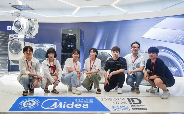 중국 미데아 인턴십 프로그램을 수행 중인 백정훈 지도교수(오른쪽 두번째)와 학생들.