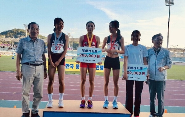 한국 육상의 기대주인 양예빈 선수(왼쪽 세번째)가 400m 신기록을 세우며 우승한 후 정상혁 보은군수(왼쪽)의 격려를 받고있다.