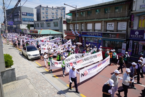 진천군 민간단체 회원 등 500여명이 지난 10일 일본 정부의 경제 보복 중단을 촉구하는 집회를 열고 가두 행진을 벌였다. /진천군 제공