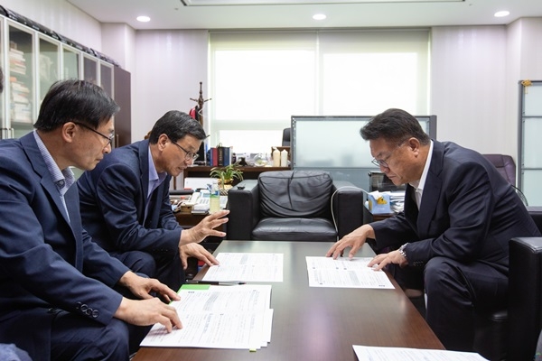 김돈곤 청양군수(왼쪽 두번째)가 내년도 국비 확보를 위해 지역구 출신의 정진석 의원을 만나 지역현안 예산확보 당위성을 설명하고 있다.