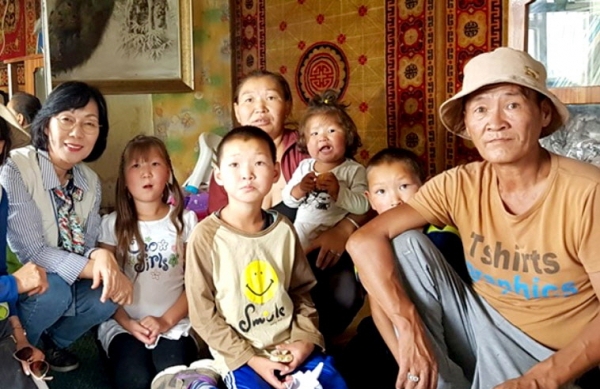 김덕순 음성교육장(왼쪽)이 형제가 많아 학교에 나오지 못하는 몽골 어린이 가정을 방문해 위문품을 전달했다.