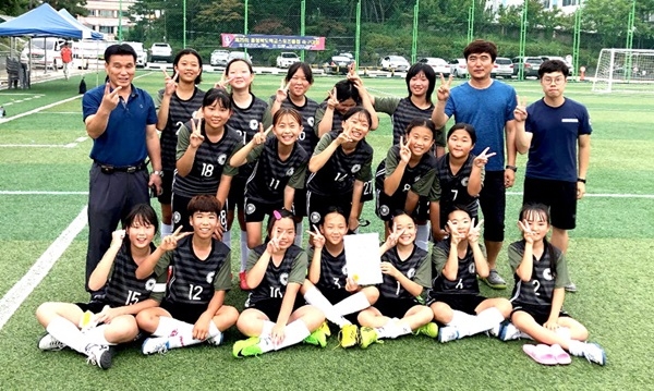 충북학교스포츠클럽 축구대회 여초부 우승을 차지한 대소초등학교 선수들.