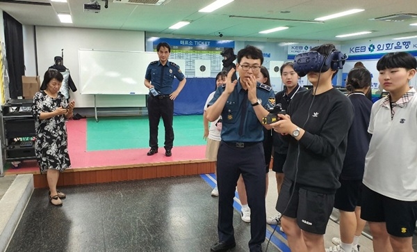 충주지역 명예경찰청소년들이 중앙경찰학교에서 테이져건 체험을 하고 있다.