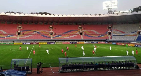 15일 북한 평양 김일성경기장에서 2022년 카타르월드컵 아시아 예선 한국과 북한의 경기가 열리고 있다. /뉴시스